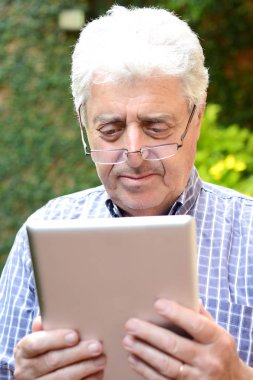 İhtiyar dijital tablet kullanma.