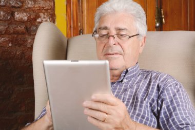 Yaşlı adam tablet kullanma.