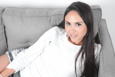 Kanepede uzanan kadın.