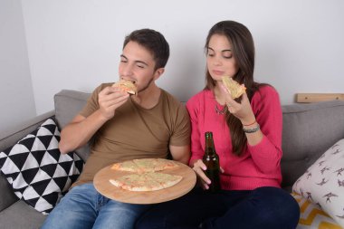 Kaç bira içme ve pizza yemek.