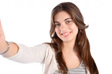 Genç bir kadın selfie çekiyor.