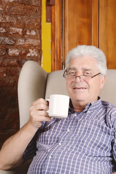 Oude man drinken koffie. — Stockfoto