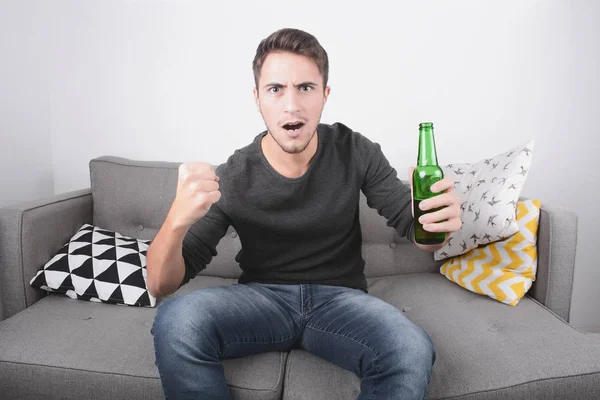 Uomo guardando tv sport , — Foto Stock