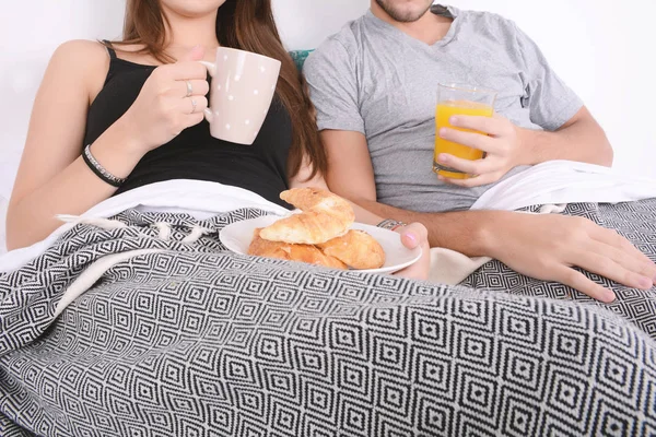 Par äter frukost på sängen. — Stockfoto