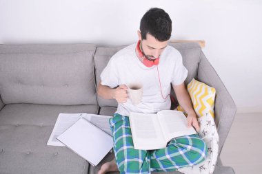 Genç adam çalışıyor..