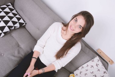 Kadın kanepede rahat.