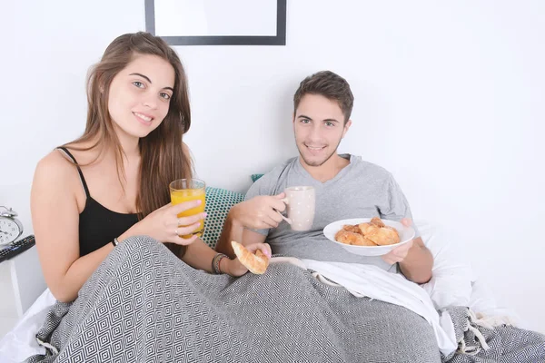 Пара завтракает в постели. — стоковое фото
