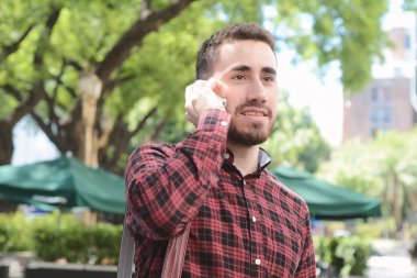 Latince adam telefonda konuşurken.