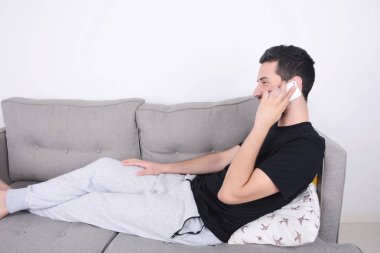 Telefonda Konuşan Adam.