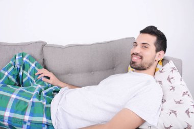 Adam kanepede yatıyor..