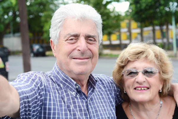 Casal velho tomando selfie . — Fotografia de Stock