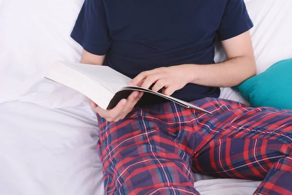 ベッドで本を読んでいる人. — ストック写真