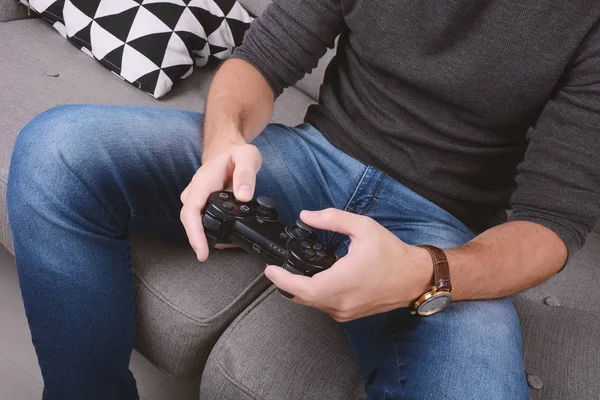 Homme jouant à des jeux vidéo . — Photo