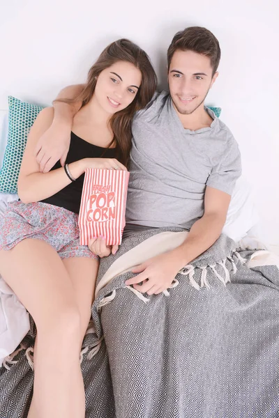 Pareja viendo películas en la cama . —  Fotos de Stock