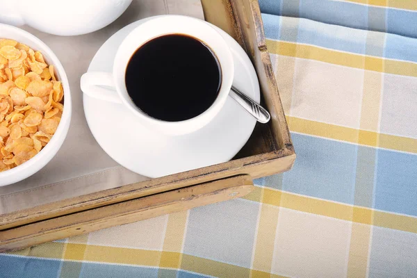 Kahve ve hububatlar ile kahvaltı tepsisi.