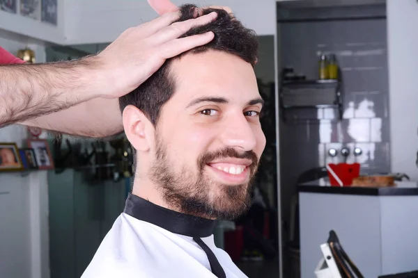 Junger Mann mit Haarschnitt mit Schere. — Stockfoto