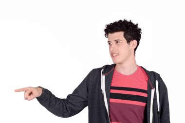 İşaret eden genç latin adam portresi.