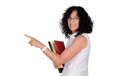 Öğretmen bir yere işaret.