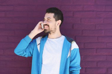 Latince adam telefonda konuşurken