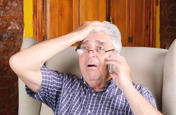 Old man talking on phone. — Stock Photo, Image