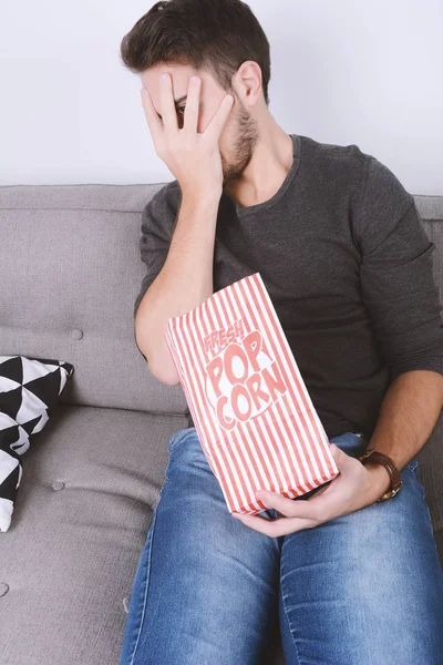 Ο άνθρωπος τρώει ποπ κορν και βλέποντας ταινίες. — Φωτογραφία Αρχείου