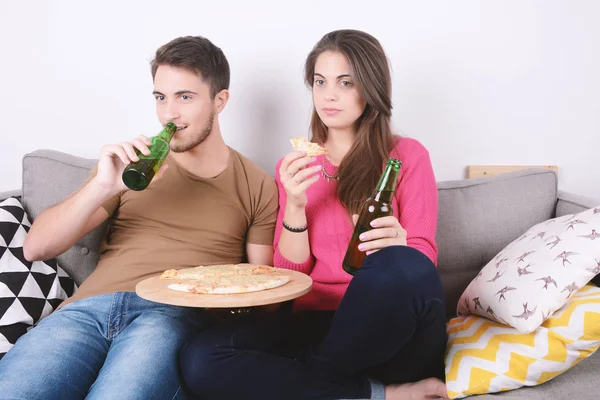 Yeme çift ve tv seyretmek.