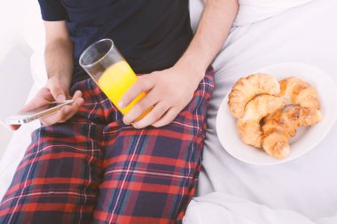 Kahvaltı ve istimal telefon adam.