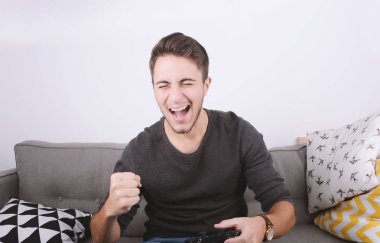 video oyunları oynarken adam.