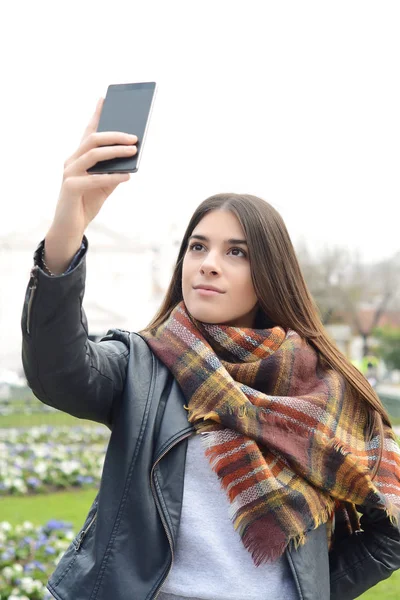 Νεαρή γυναίκα λήψη selfie με το smartphone. — Φωτογραφία Αρχείου