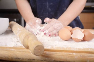 kadın el hamur yoğurmak.
