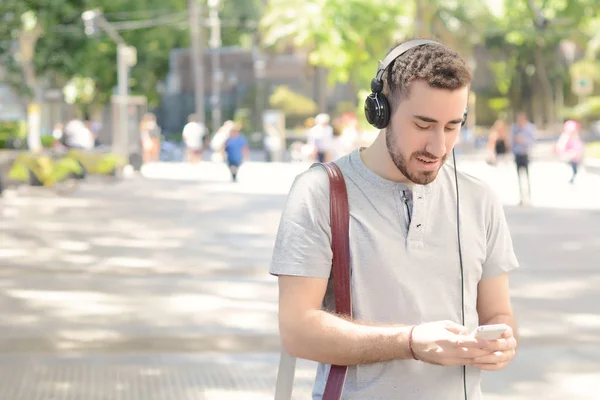 Uomo che digita sul suo telefono . — Foto Stock