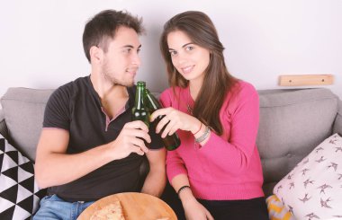 Kaç bira içme ve pizza yemek.