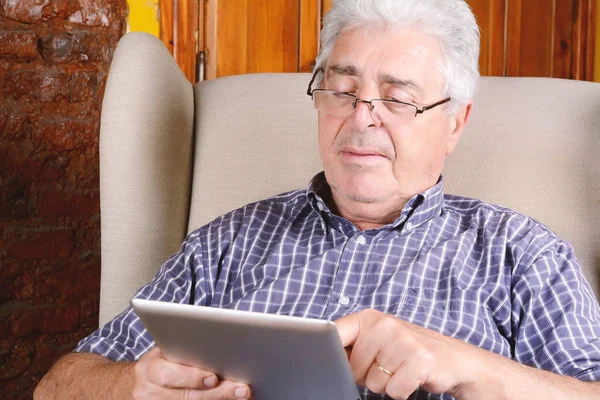 Oude man met behulp van Tablet PC. — Stockfoto