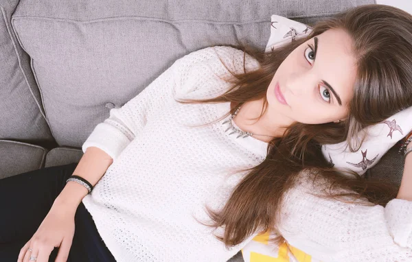 Kanepede uzanan kadın.