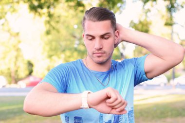 Latince adam onun bakarak.