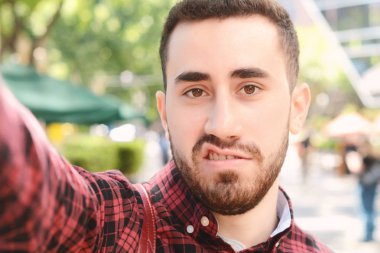 Adam selfie çekiyor..