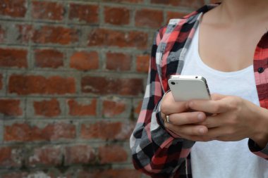 Genç kadın onun smartphone sahip iletileri gönderme.