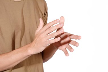 adam ellerini alkışlar.