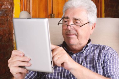 Yaşlı adam tablet kullanma.