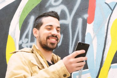 Latin adamın telefonunu yazarak.