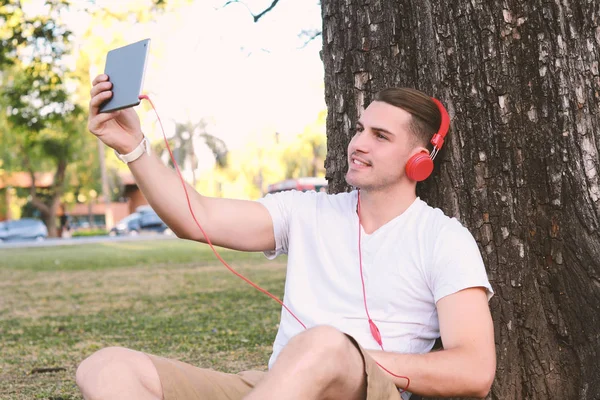 Giovane uomo latino che prende selfie con compressa . — Foto Stock