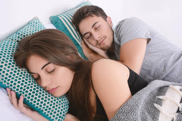 Casal dormindo na cama. — Fotografia de Stock