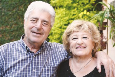 yaşlı bir çift açık havada.