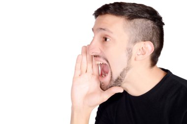 genç adam bağırıyor.