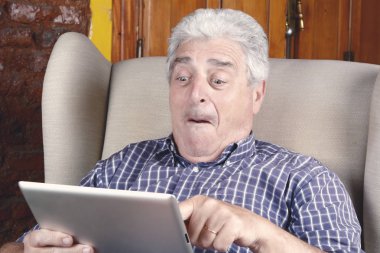 Yaşlı adam tablet kullanma.
