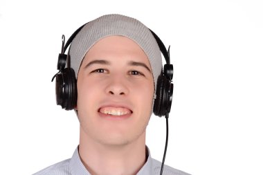 Adam müzik dinliyor..