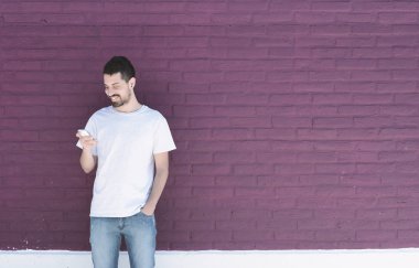 Latin adamın telefonunu yazarak.