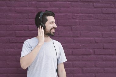 Latince adam kulaklık ile müzik dinleme.