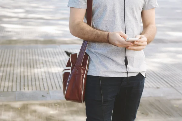 Homme tapant sur son téléphone . — Photo