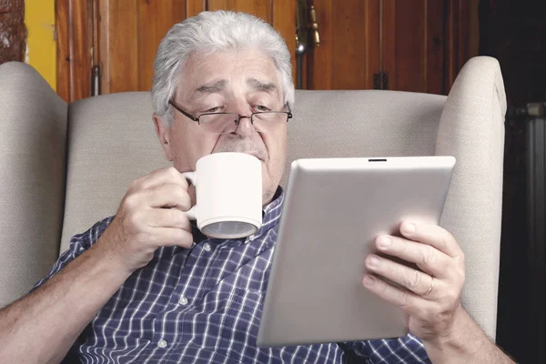 Homem bebendo café e usando tablet . — Fotografia de Stock